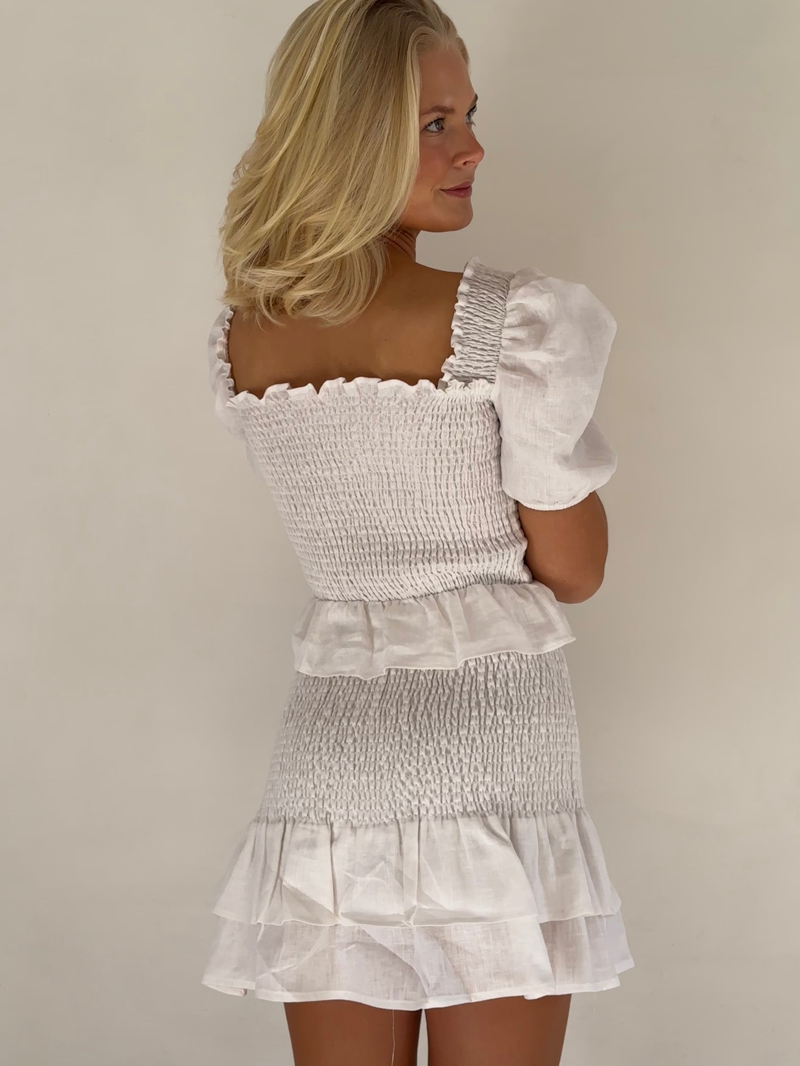 conjunto falda de lino y top blanco