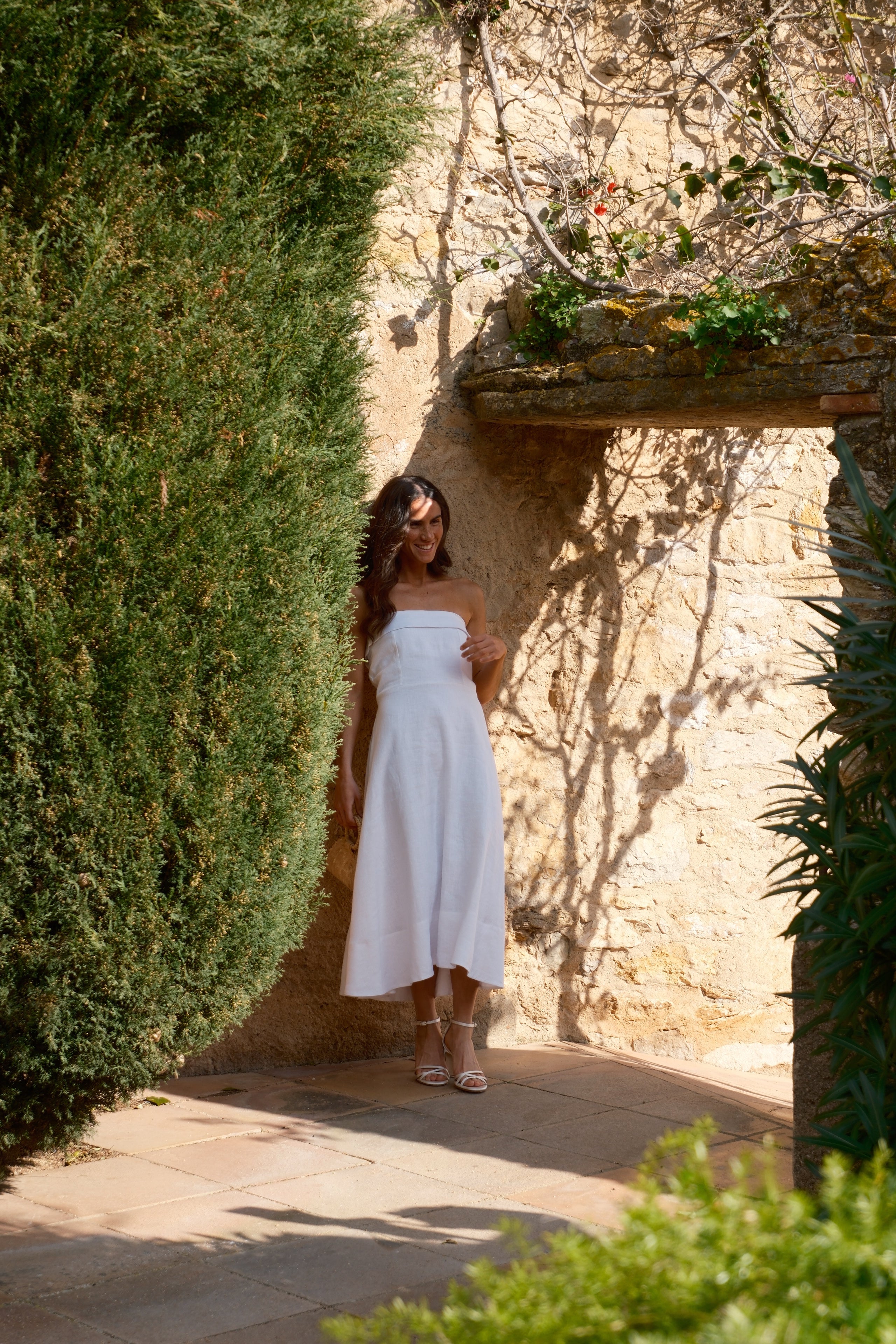 Elegant white linen midi dress styled for summer outfit – Rouri